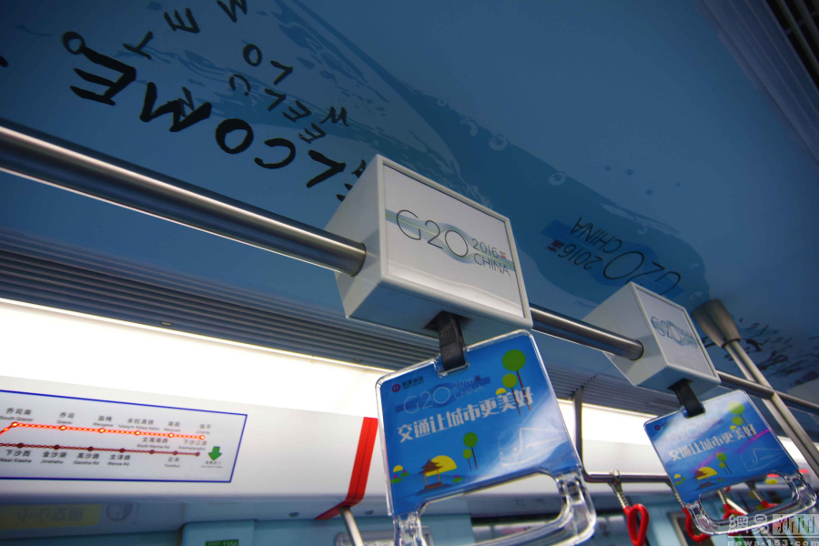 Deux rames de métro proposent aux usagers de revivre l&apos;histoire de Hangzhou