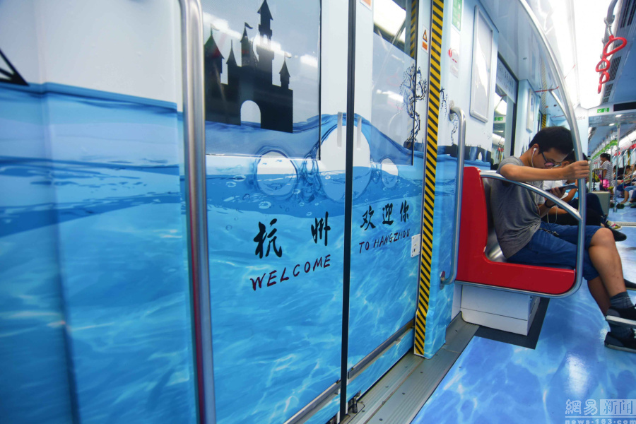 Deux rames de métro proposent aux usagers de revivre l'histoire de Hangzhou
