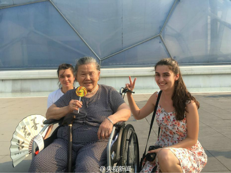 Un jeune homme fait visiter Beijing à sa grand-mère de 78 ans en fauteuil roulant