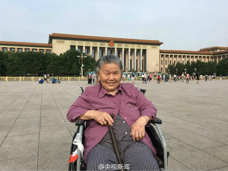 Un jeune homme fait visiter Beijing à sa grand-mère de 78 ans en fauteuil roulant