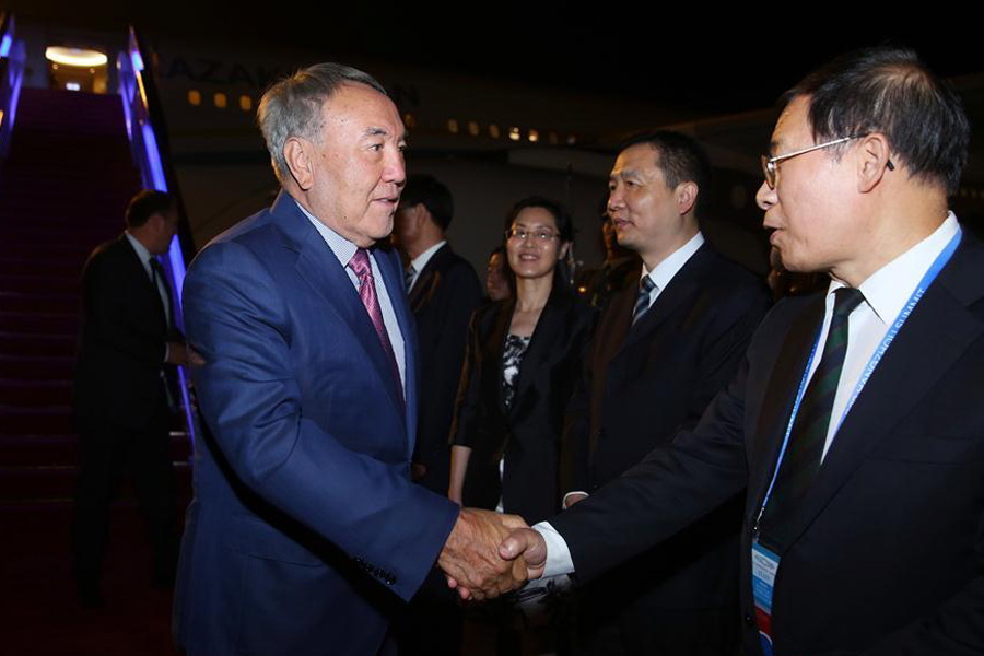 Le Président du Kazakhstan Noursoultan Nazarbaïev arrive à Hangzhou pour participer au sommet du G20 à Hangzhou, capitale de la province du Zhejiang (Est de la Chine), le 1er septembre 2016.[Photo / Xinhua]