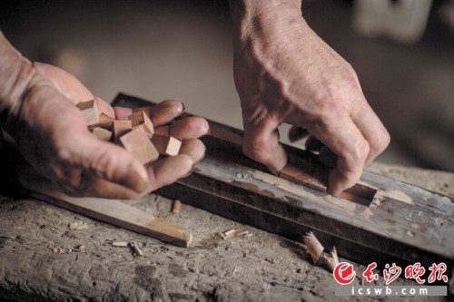 Un artisan de l'imprimerie à caractères mobiles en bois à Liuyang