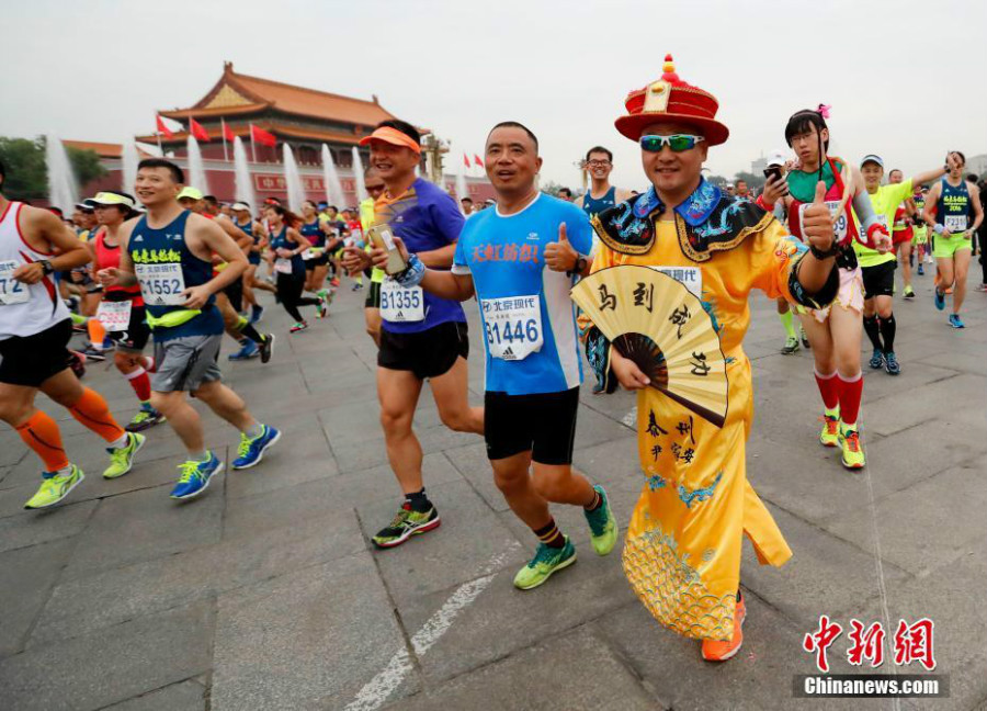30 000 coureurs à Tian&apos;anmen pour le marathon de Beijing 2016