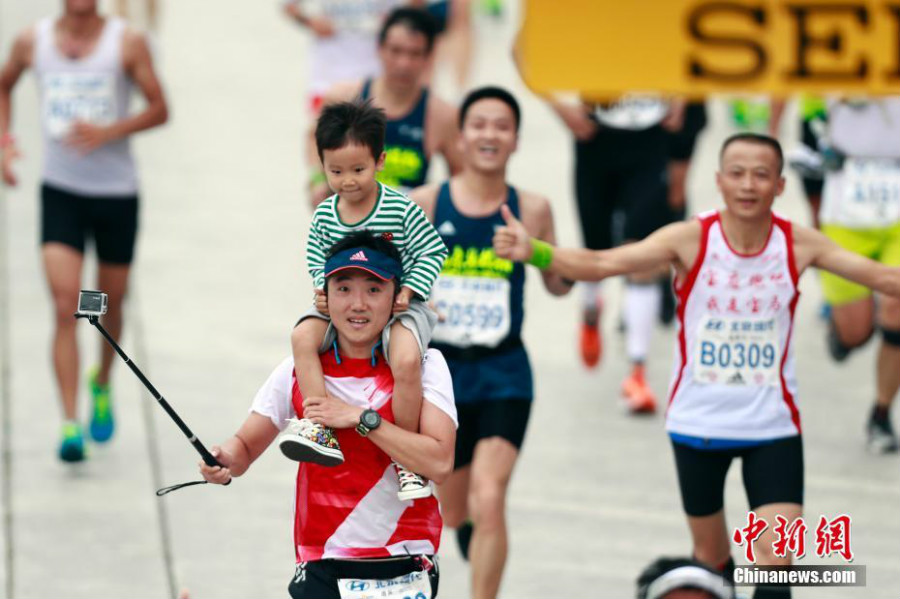 30 000 coureurs à Tian&apos;anmen pour le marathon de Beijing 2016