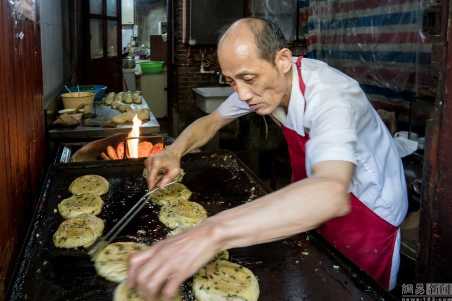 Une galette à la ciboulette de Shanghai rendue célèbre par la BBC