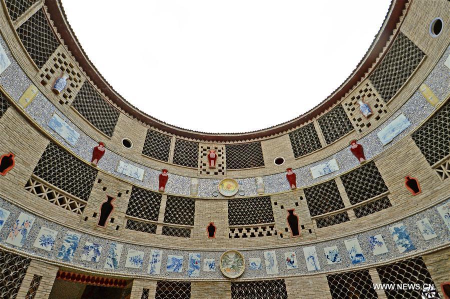 L&apos;extraordinaire palais de porcelaine de Yu Ermei, une villageoise de 86 ans de la province du Jiangxi