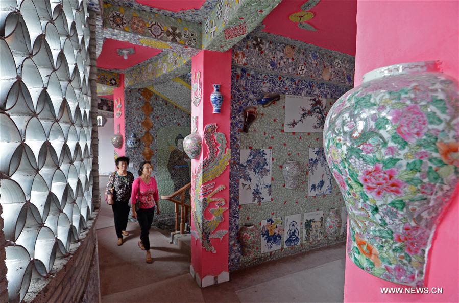 L&apos;extraordinaire palais de porcelaine de Yu Ermei, une villageoise de 86 ans de la province du Jiangxi