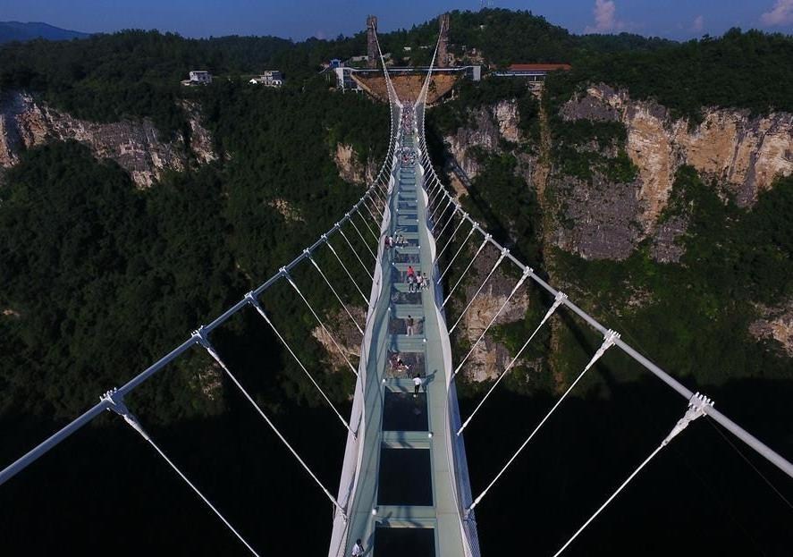 Réouverture du plus haut pont de verre au monde après un mois de révision de la sécurité