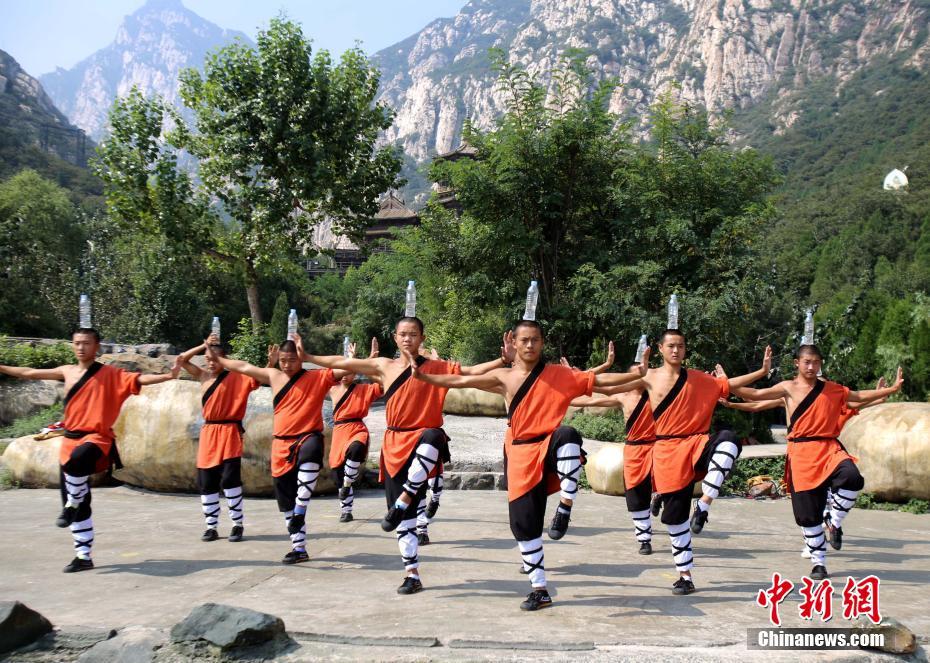 Des moines pratiquent le kung-fu à Dengfeng