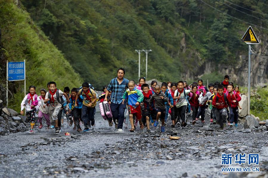 Sang Lei, un enseignant qui consacre sa jeunesse à une école dans les montagnes