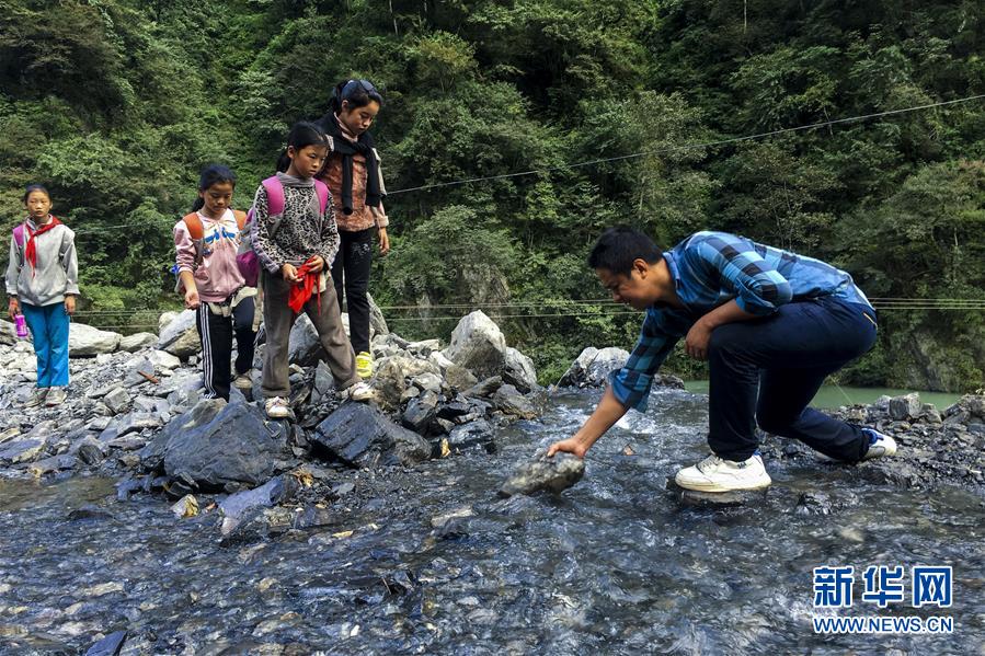 Sang Lei, un enseignant qui consacre sa jeunesse à une école dans les montagnes