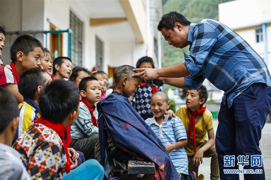 Sang Lei, un enseignant qui consacre sa jeunesse à une école dans les montagnes