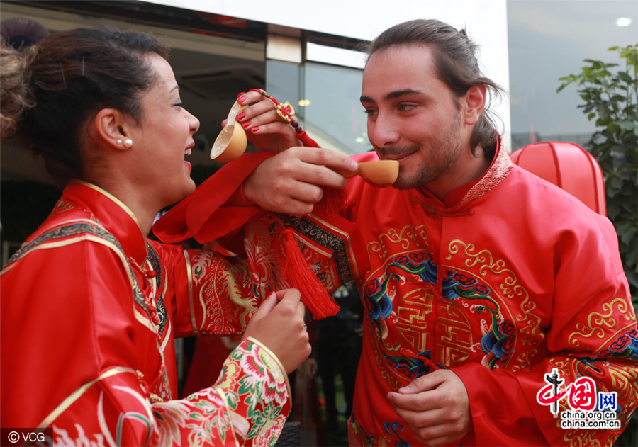 Des jeunes français s&apos;initient à la cérémonie du mariage traditionnel chinois