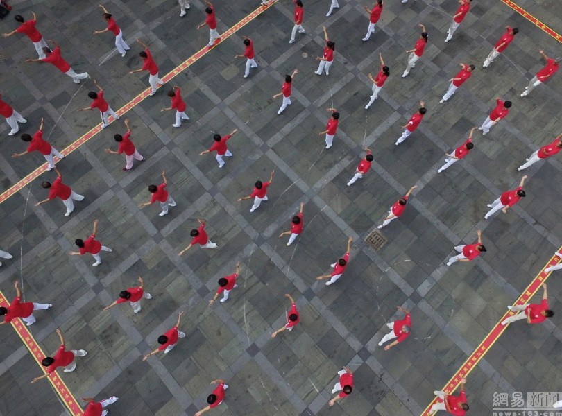 Zhejiang : 10 000 personnes pratiquent ensemble le tai-chi