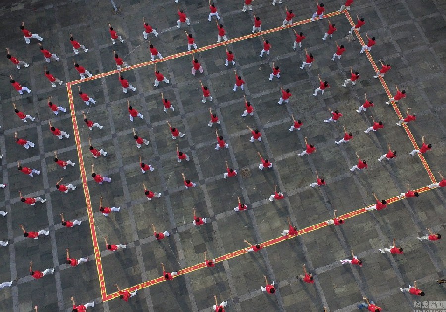 Zhejiang : 10 000 personnes pratiquent ensemble le tai-chi