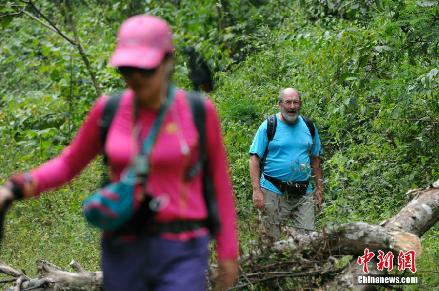 Des randonneurs chinois et fran?ais traversent le village miao du Guizhou