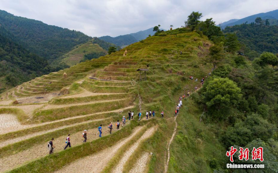 Des randonneurs chinois et fran?ais traversent le village miao du Guizhou