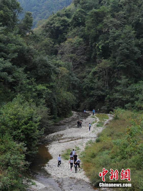 Des randonneurs chinois et fran?ais traversent le village miao du Guizhou