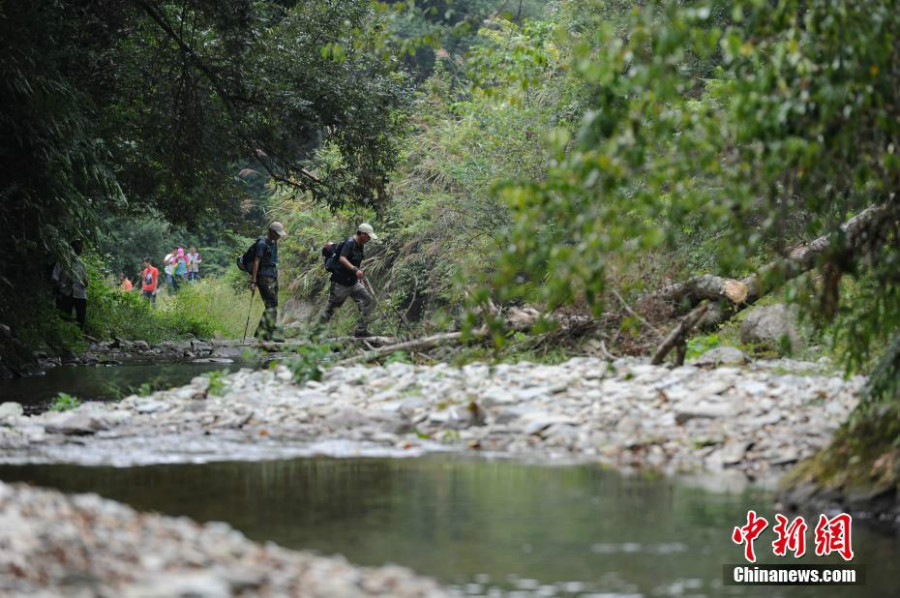 Des randonneurs chinois et fran?ais traversent le village miao du Guizhou