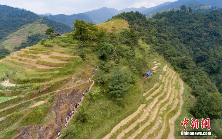 Des randonneurs chinois et fran?ais traversent le village miao du Guizhou