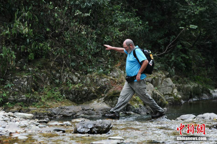 Des randonneurs chinois et fran?ais traversent le village miao du Guizhou