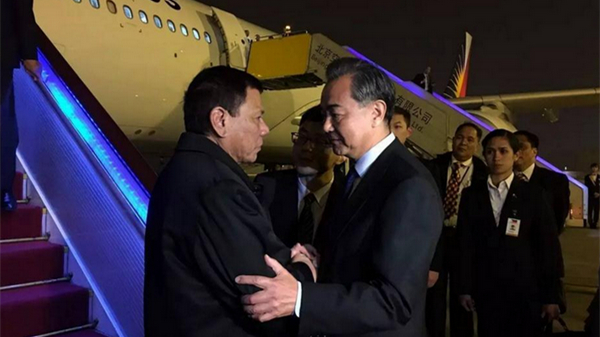 Wang Yi : La Chine est prête à une « amitié à bras ouverts » avec les Philippines