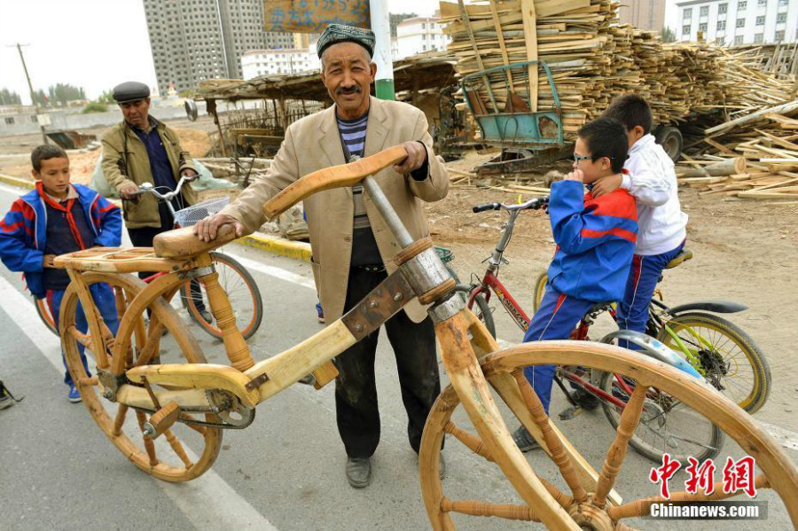 Insolite : un vieil artisan ouïgour crée un vélo de bois