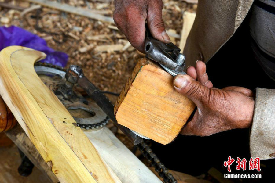 Insolite : un vieil artisan ouïgour crée un vélo de bois