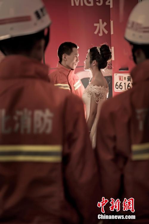 Il prend ses photos de mariage en uniforme des pompiers