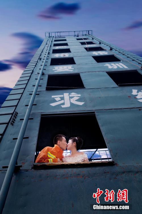 Il prend ses photos de mariage en uniforme des pompiers