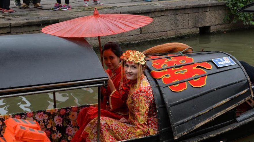Une cérémonie de mariage traditionnelle dans un bourg antique