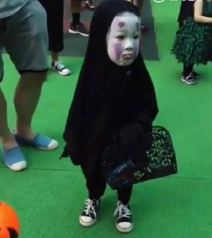 Une fillette taïwanaise terrifie ses camarades avec son déguisement d'Halloween