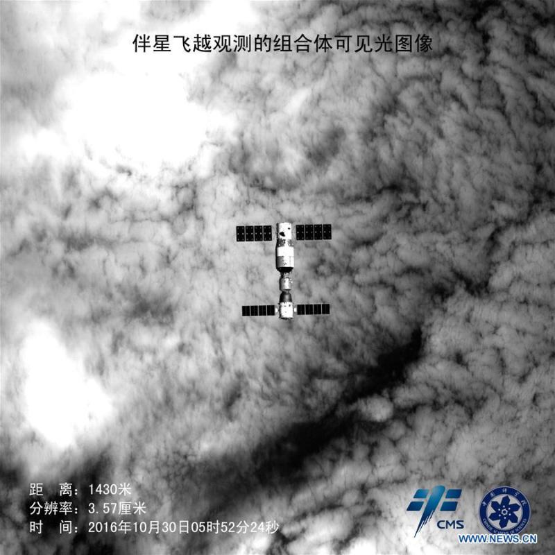 Photos de Tiangong-2 et Shenzhou-11 prises par un satellite d'accompagnement