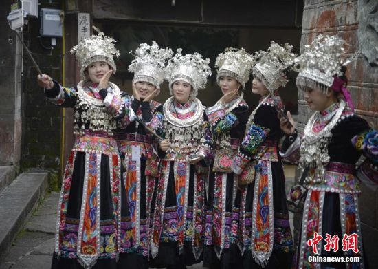 Bourg antique de Fenghuang : des jeunes filles miao présentent leur pays natal