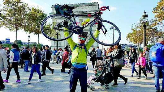 De Chengdu à Paris, il traverse 10 pays en 6 mois en vélo