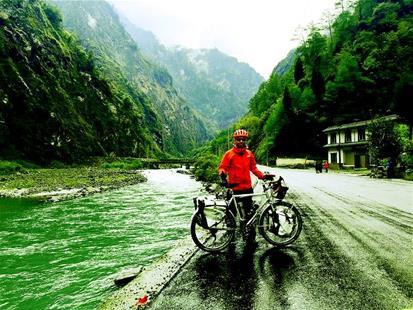 De Chengdu à Paris, il traverse 10 pays en 6 mois en vélo