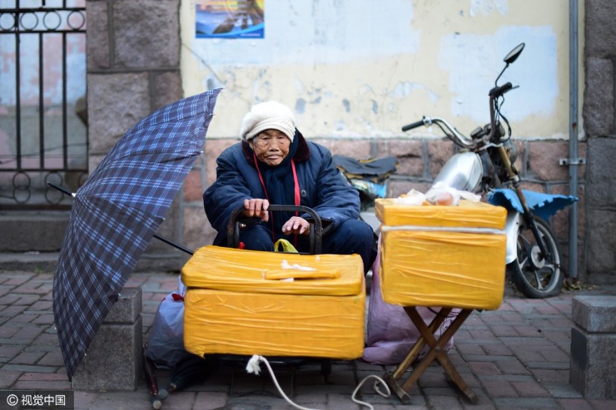 Une grand-mère de 92 ans vend des zongzi depuis 20 ans dans la rue à Qingdao