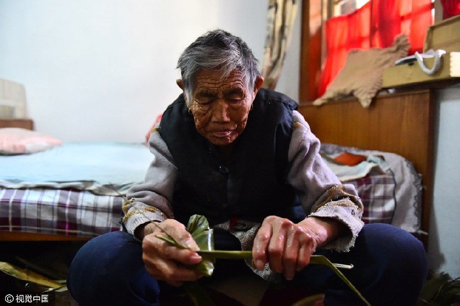 Une grand-mère de 92 ans vend des zongzi depuis 20 ans dans la rue à Qingdao