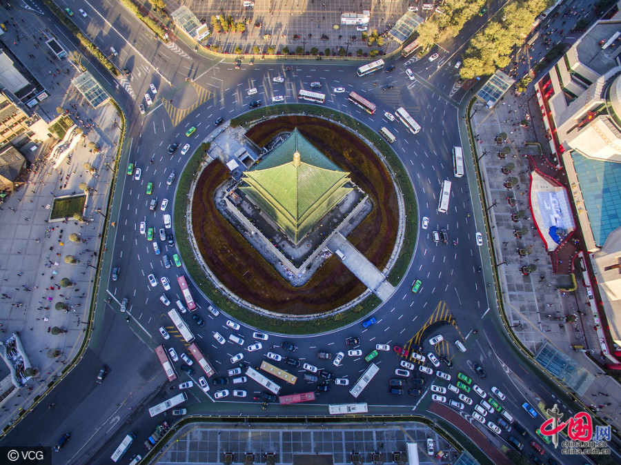 Photos : la tour de la cloche de Xi&apos;an illuminée vue du ciel