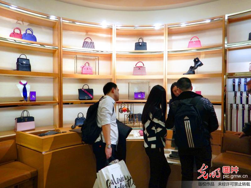 Galeries Lafayette de Paris : la saison des soldes de Noël séduit les clients chinois