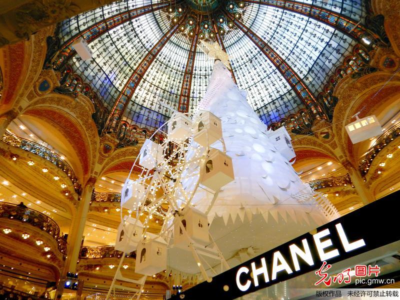 Galeries Lafayette de Paris : la saison des soldes de Noël séduit les clients chinois