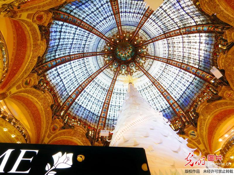 Galeries Lafayette de Paris : la saison des soldes de Noël séduit les clients chinois