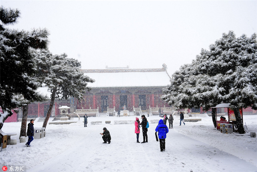 L'hiver apporte joie et batailles de boules de neige au palais impérial de Shenyang