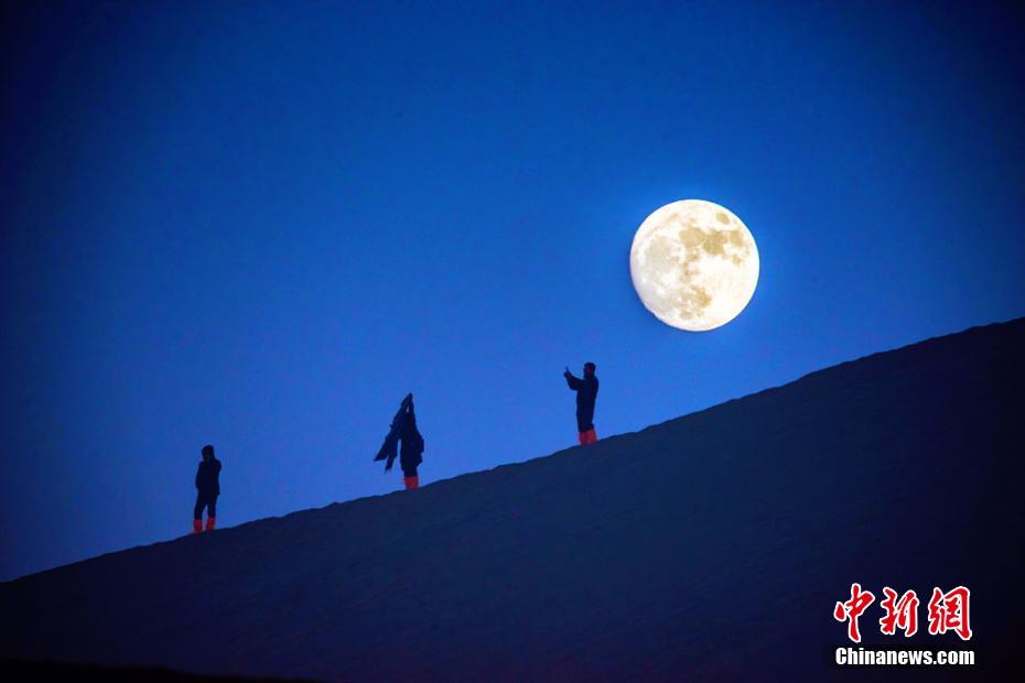 La super-lune est apparue pour la 3e fois de l'année