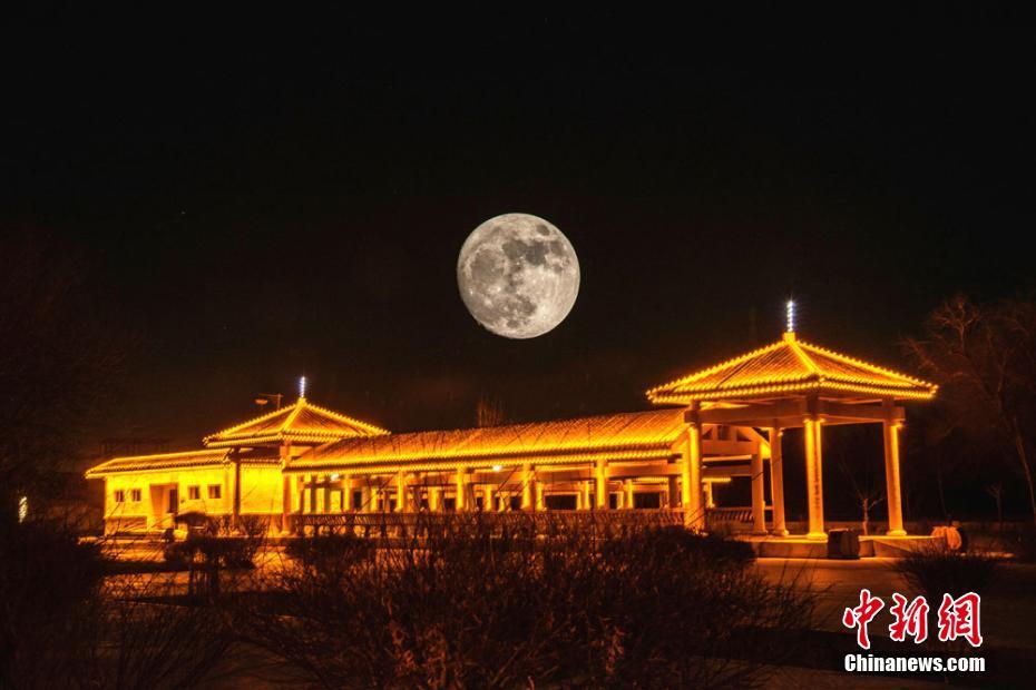 La super-lune est apparue pour la 3e fois de l'année