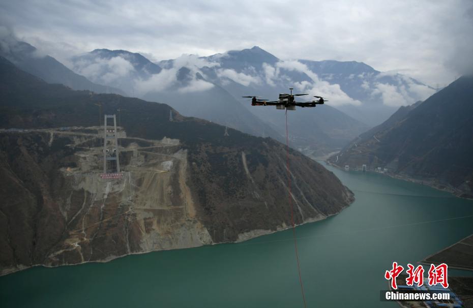 Installation des câbles du pont Xingkang au Sichuan