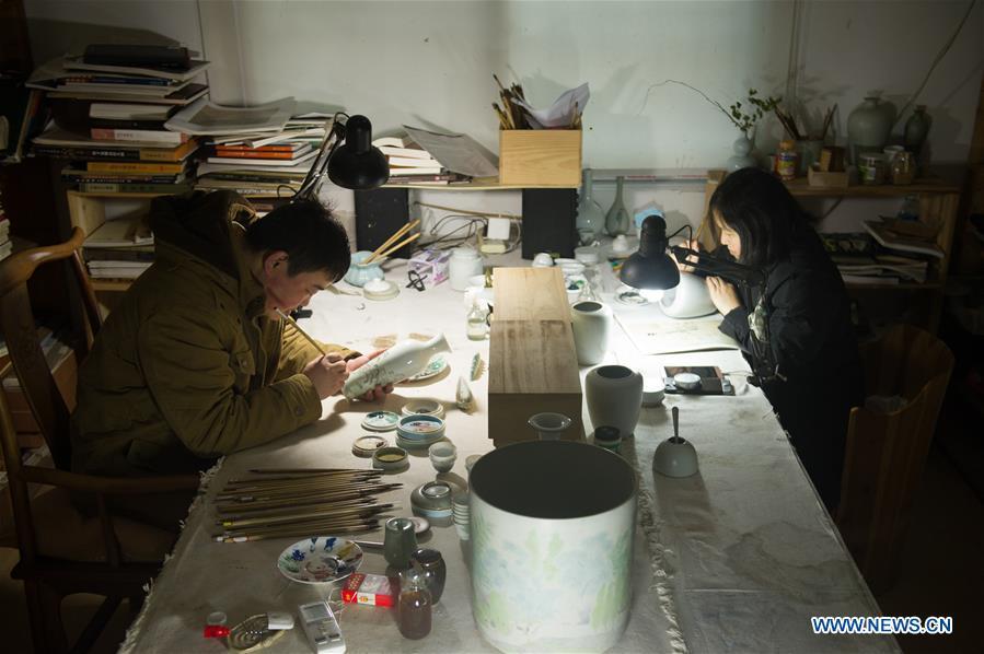 Des peintures sur des thèmes littéraires traditionnels sur porcelaine de Chine