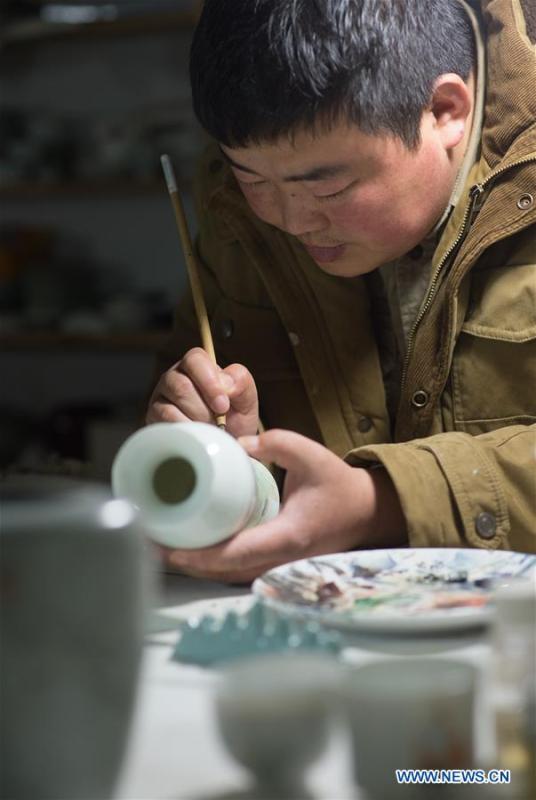 Des peintures sur des thèmes littéraires traditionnels sur porcelaine de Chine