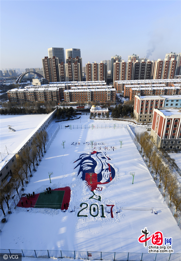Changchun : un dessin géant de coq sur la neige