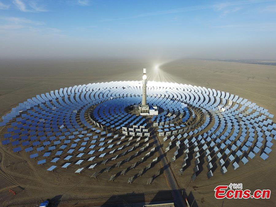 La centrale à énergie solaire de Dunhuang connectée au réseau